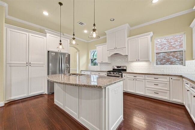 Building Photo - 4727 Lake Village Dr