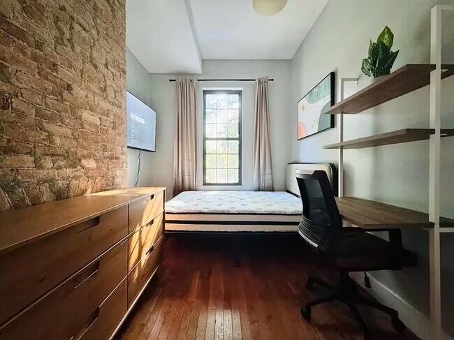 Building Photo - Furnished room/NOT APARTMENT