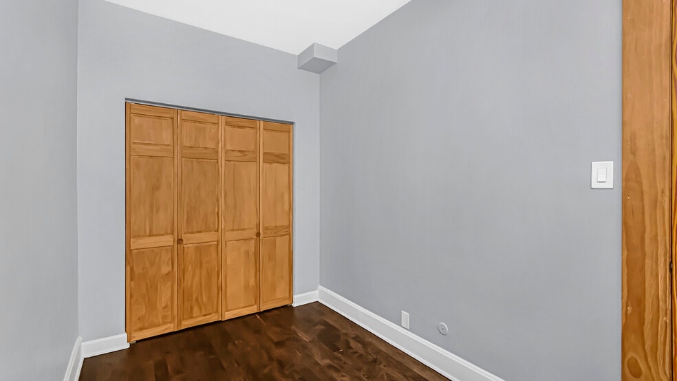 Bedroom - 1472 W Webster Ave