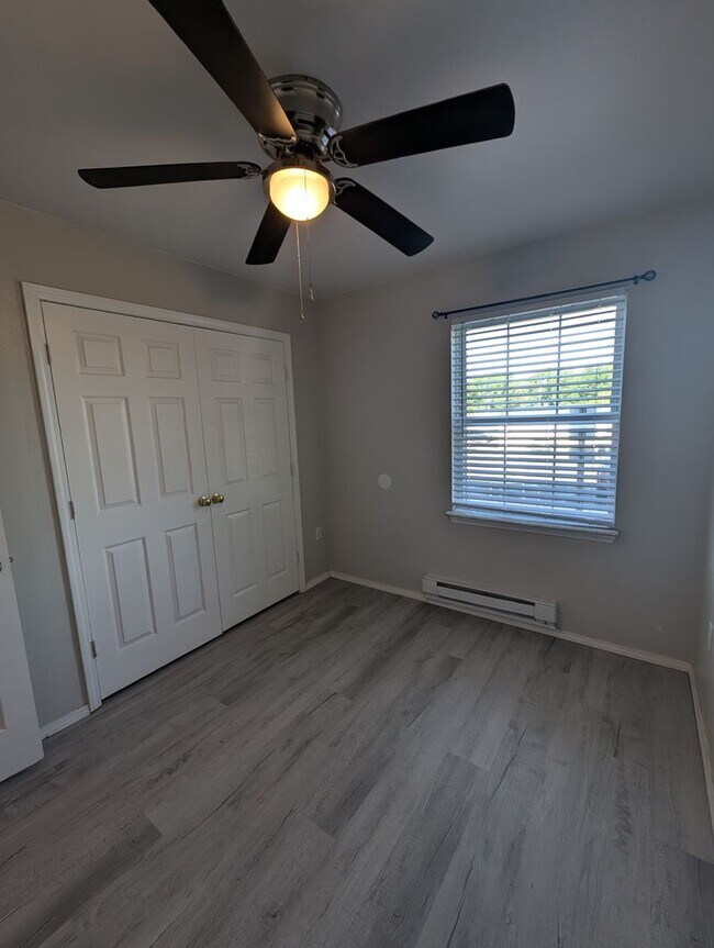 Building Photo - Updated 2 Bedroom Ground Level Apartment