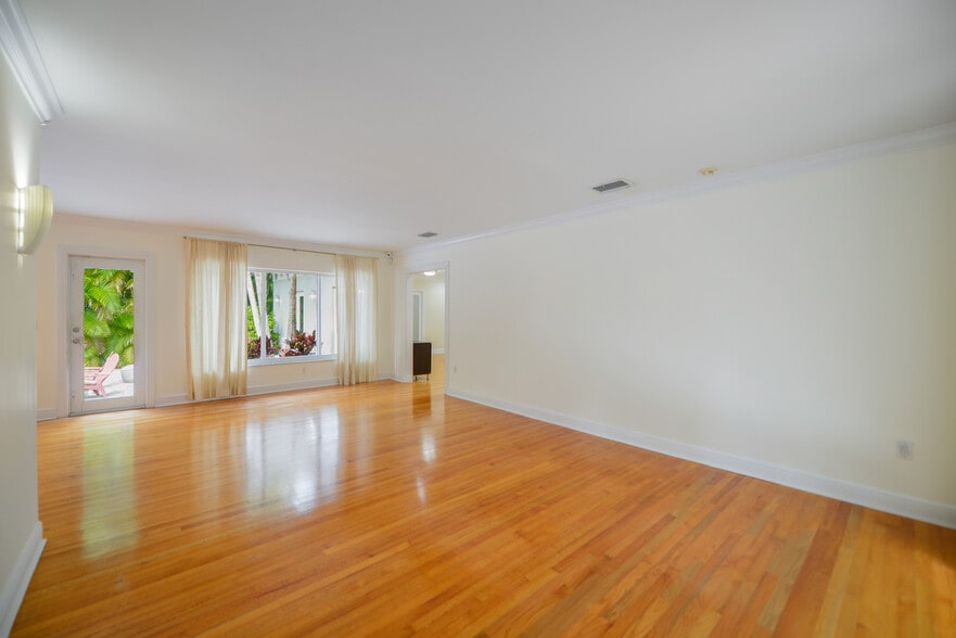 Building Photo - 911 Mariana Ave