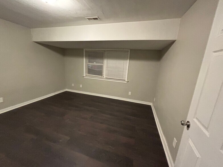 Building Photo - 653 S 69th St