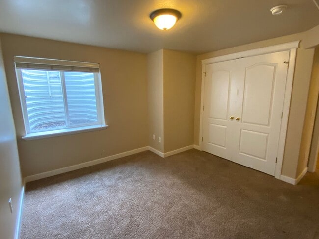 Building Photo - Half Price 1st Month! Beautiful 4 Bedroom 3.5 Bathroom Town Home In Logan