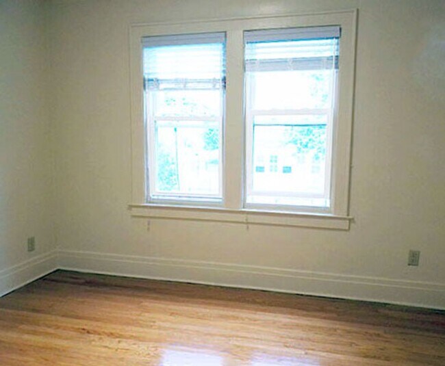 Building Photo - Available 6/1/26 Newly Renovated Spacious ...