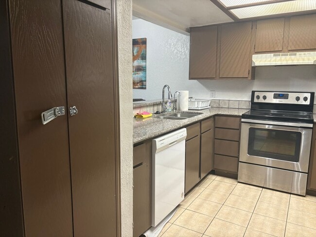 Building Photo - Modern Comfort in NE OKC – 3 Bed, 2.5 Bath...