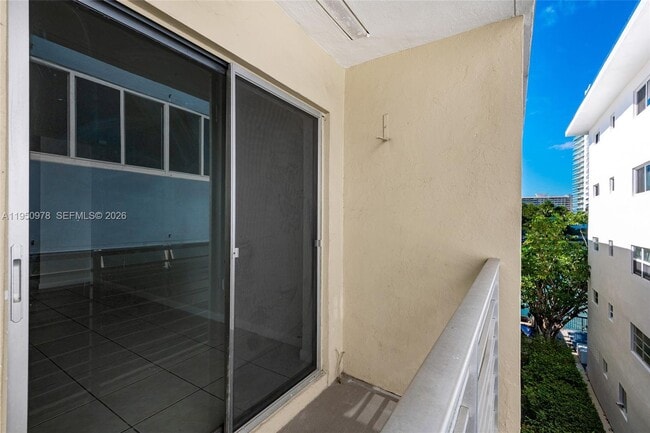 Building Photo - 1441 Lincoln Rd