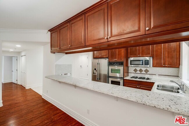 Building Photo - 2306 Fox Hills Dr