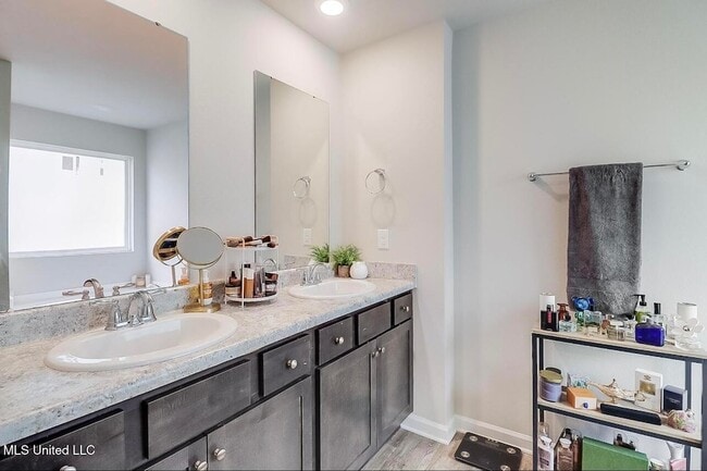 Building Photo - 2520 Esplanade St