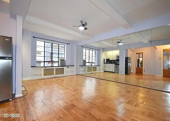Building Photo - 140 E 40th St