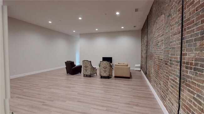 Building Photo - 155 W Main St