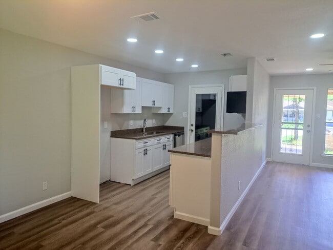 Building Photo - 4 Bedroom / 2 Bath / 2 Car Garage