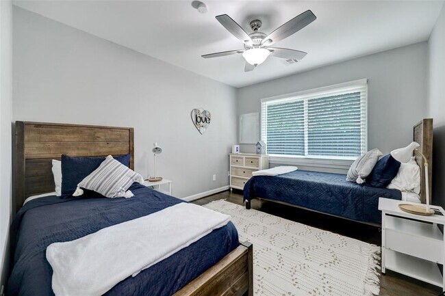Building Photo - 7926 Ridgeview Dr