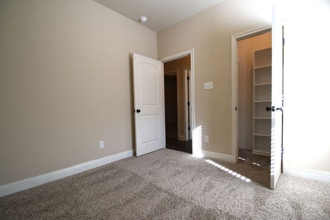 Building Photo - Beautifully Upgraded 3/2 Duplex w/ Garage & Fenced Yard | Off Camp Bowie!