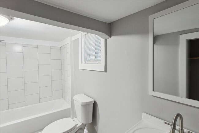 Building Photo - Huge Downtown 3BR (potential 4th)/2BA House For Rent