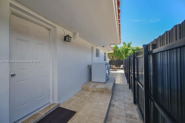 Building Photo - 3262 SW 28th St
