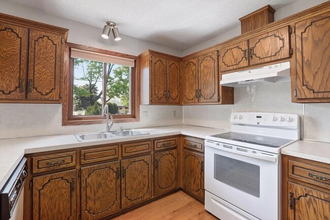 Building Photo - 1411 10th Ave E