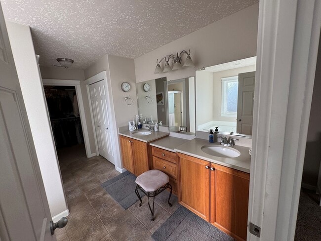 Building Photo - RARE! 5 Bedroom Rental Home pre-leasing for the end of February! Entertainers' Paradise - Pet Fri...