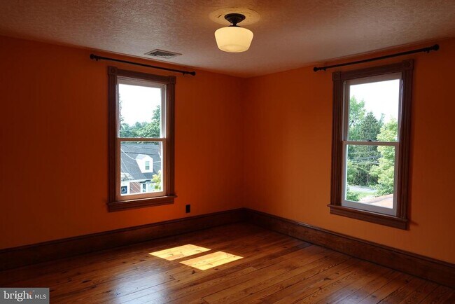 Building Photo - 36 Hart Ave