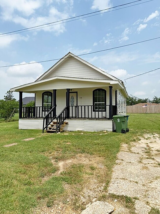 Building Photo - Nice 3 Bdrm 1 Bath Home in Gunter Texas