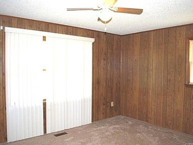 Building Photo - great neighbourhood, spacious 2248 hart rd