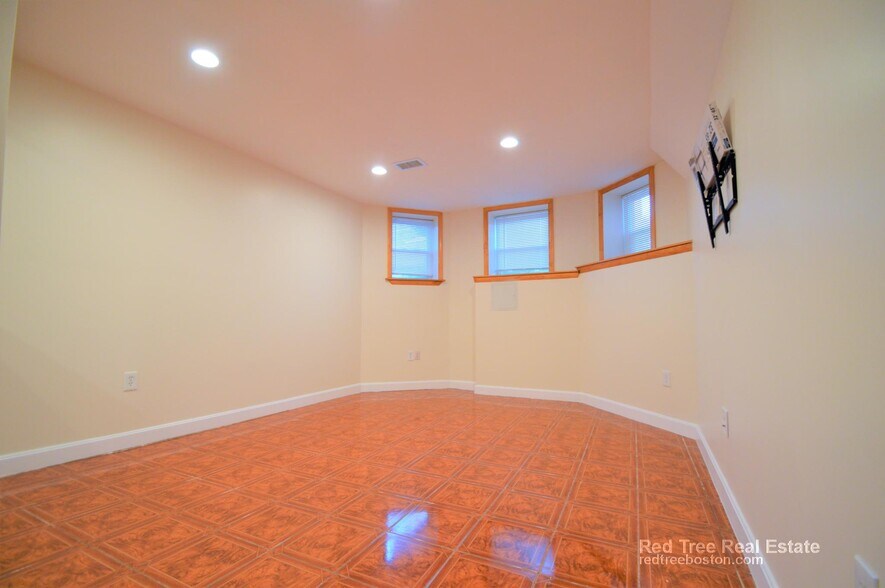 Building Photo - 73 Thatcher St