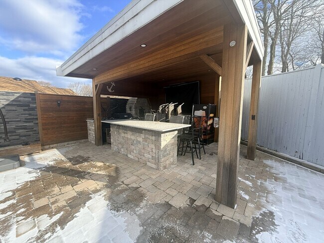 Building Photo - 10 Lawrence Rd