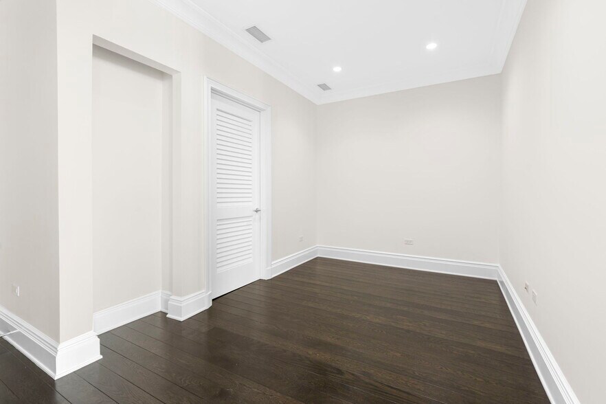 Building Photo - 2550 N Lakeview Ave