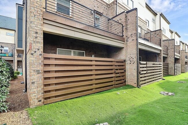 Building Photo - Stunning 3BD/3.5BA End Unit w/ City Views ...