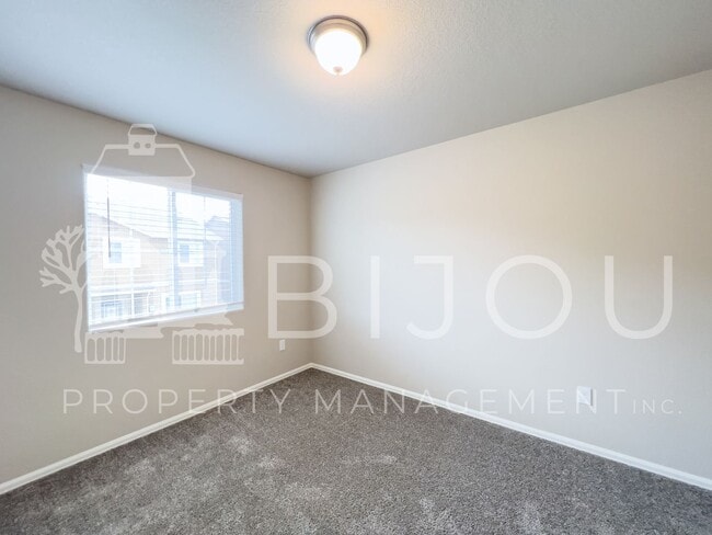 Building Photo - 7661 Silver Larch Pt
