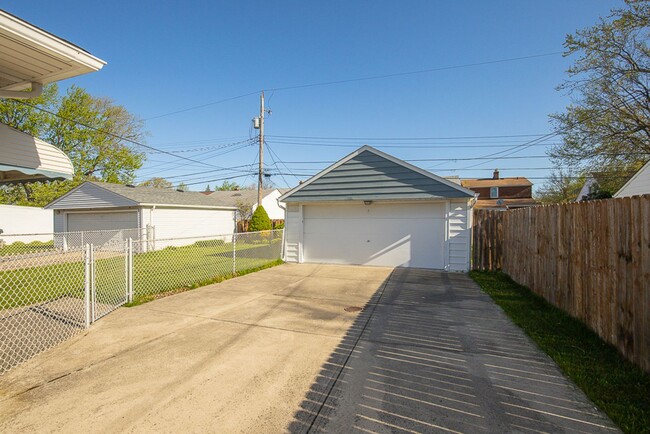 Building Photo - Charming 3 bedroom/2 bath House, Parma!