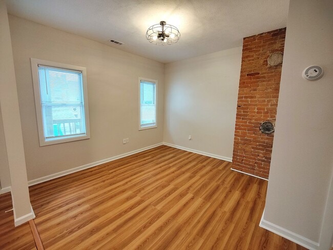 Building Photo - *Recently Updated 2BD/1BA Apartment availa...
