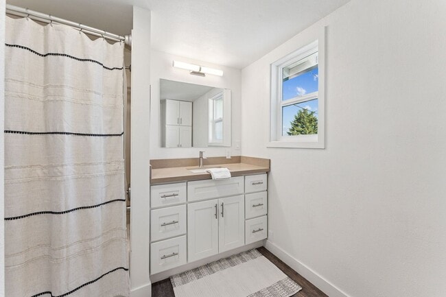 Building Photo - Waterfront Living!