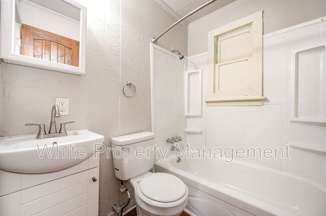 Building Photo - 2407 Julia Ave