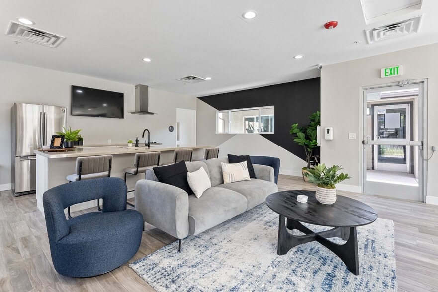 Primary Photo - The James Apartments