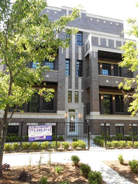Building Photo - 1244 W Oakdale Ave