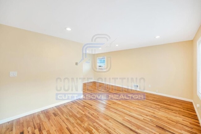 Building Photo - 9 Juniper Pl