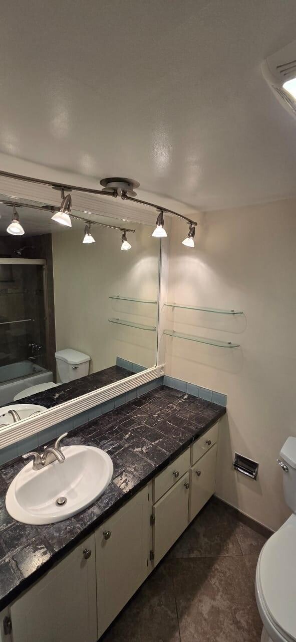 Building Photo - 3300 N Palm Aire Dr