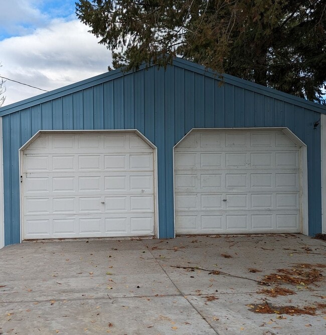 Building Photo - 3 bedroom 2 bath Orchards house with SHOP!