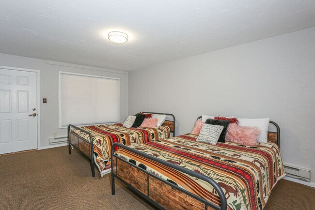 Building Photo - Walk to everything! Partially Furnished! Flexible lease terms!