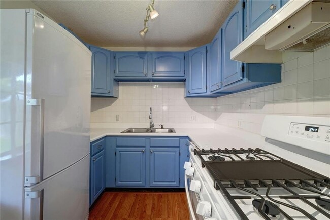 Building Photo - 904 E 55th 1/2 St
