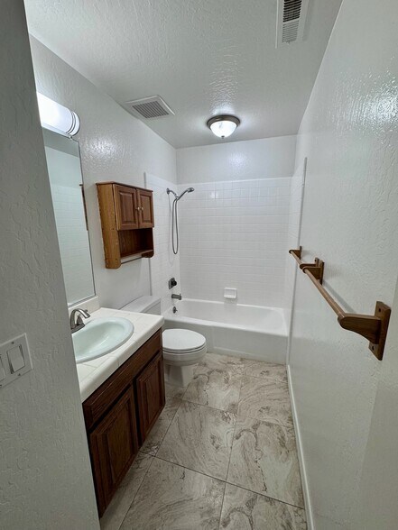 Secondary Bathroom - 25912 Hayward Blvd