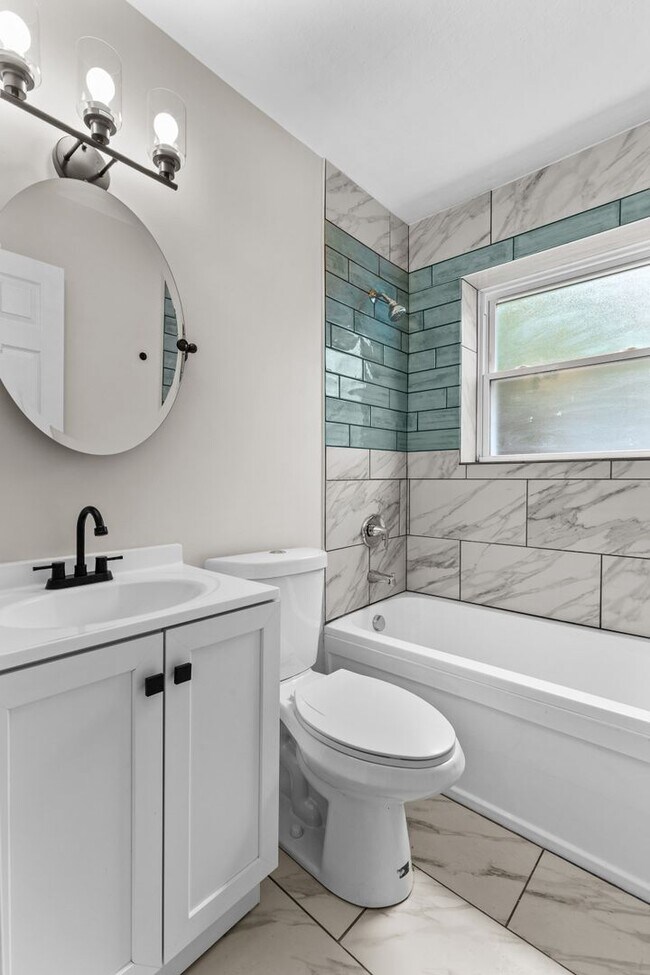 Building Photo - Charming University City Home in a Prime Location