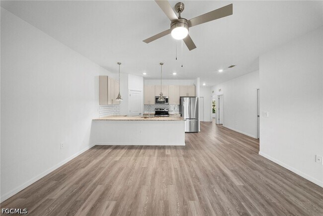 Building Photo - 26481 Sandhill Blvd