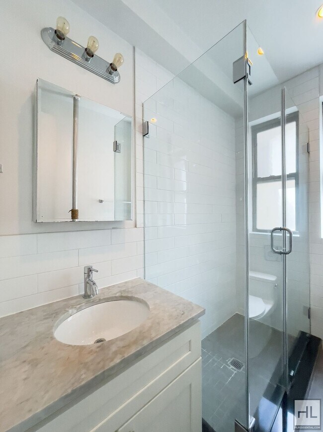 Building Photo - Renovated Spacious 1-Bed 1-Bath / West Cro...