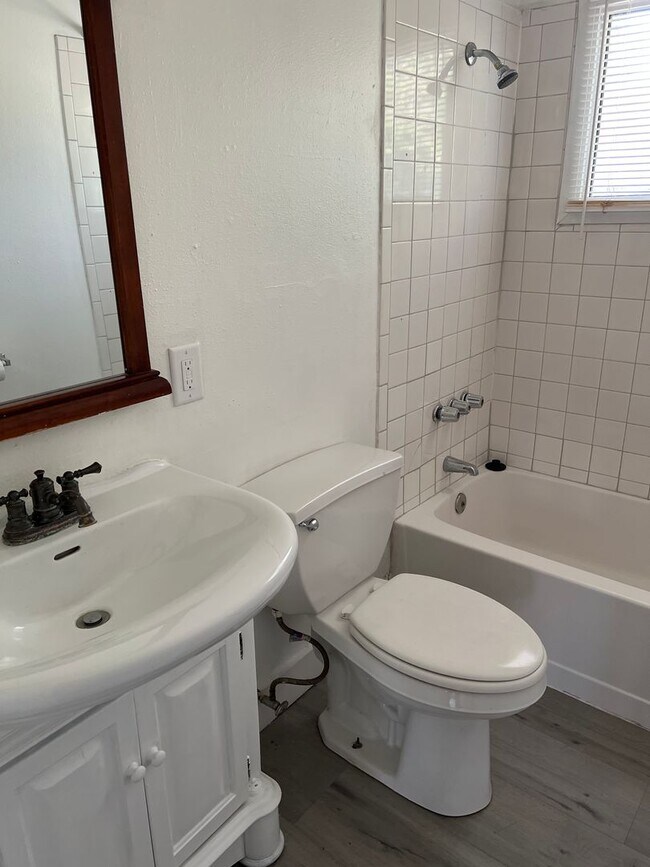 Building Photo - Spacious home - Great location!