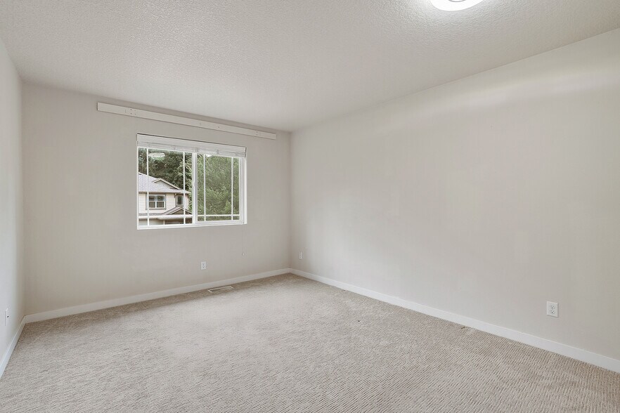 Building Photo - 28616 Greenway Dr