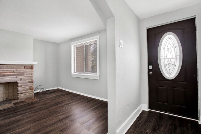 Building Photo - Updated 3 Bedroom 1 Bath with Off Street P...