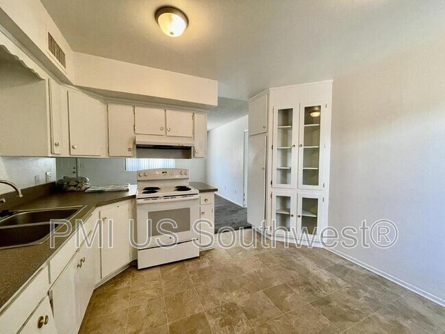 Building Photo - 1435 Bryan Dr
