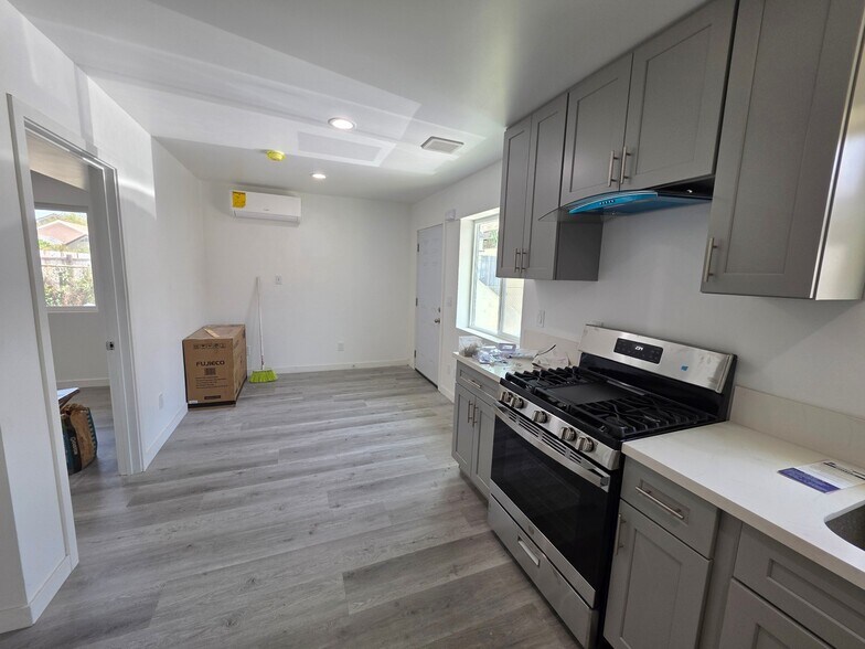 Building Photo - 635 W 51st St