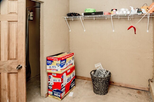 Building Photo - 4 Bedroom Hunting Lodge in Climax Springs